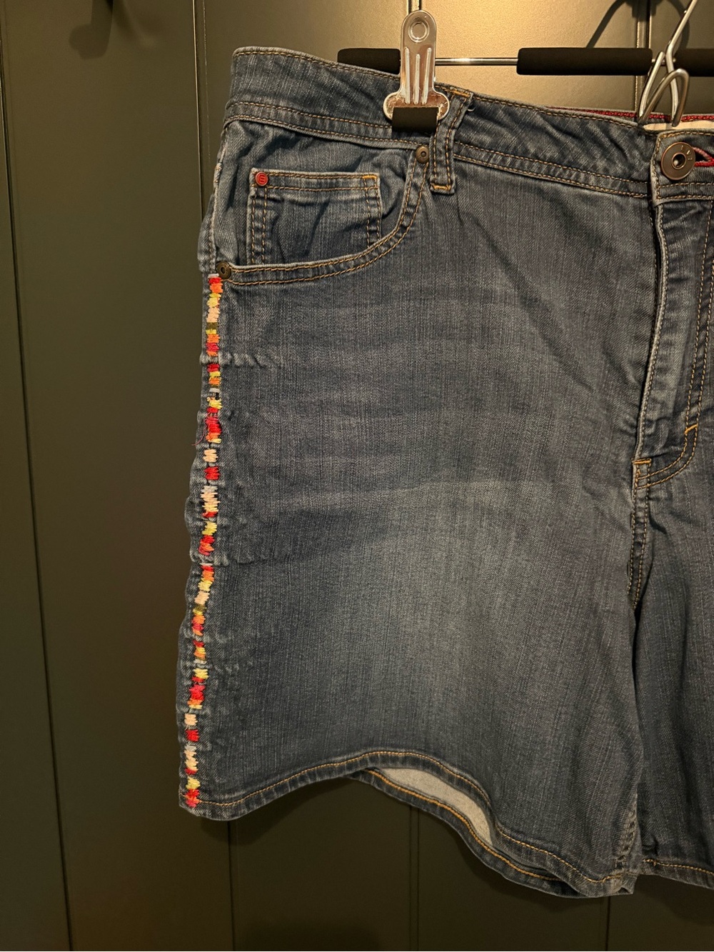 🌈 EV1 Alex Relaxed Denim Boho Shorts with Colorful Side Stitched Trim - Size 16 - Picture 6 of 15